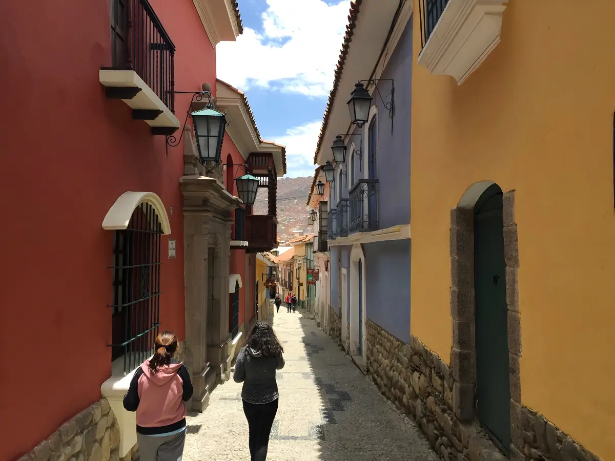 Casas coloniales roja, azul y amarilla en la calle Jaén