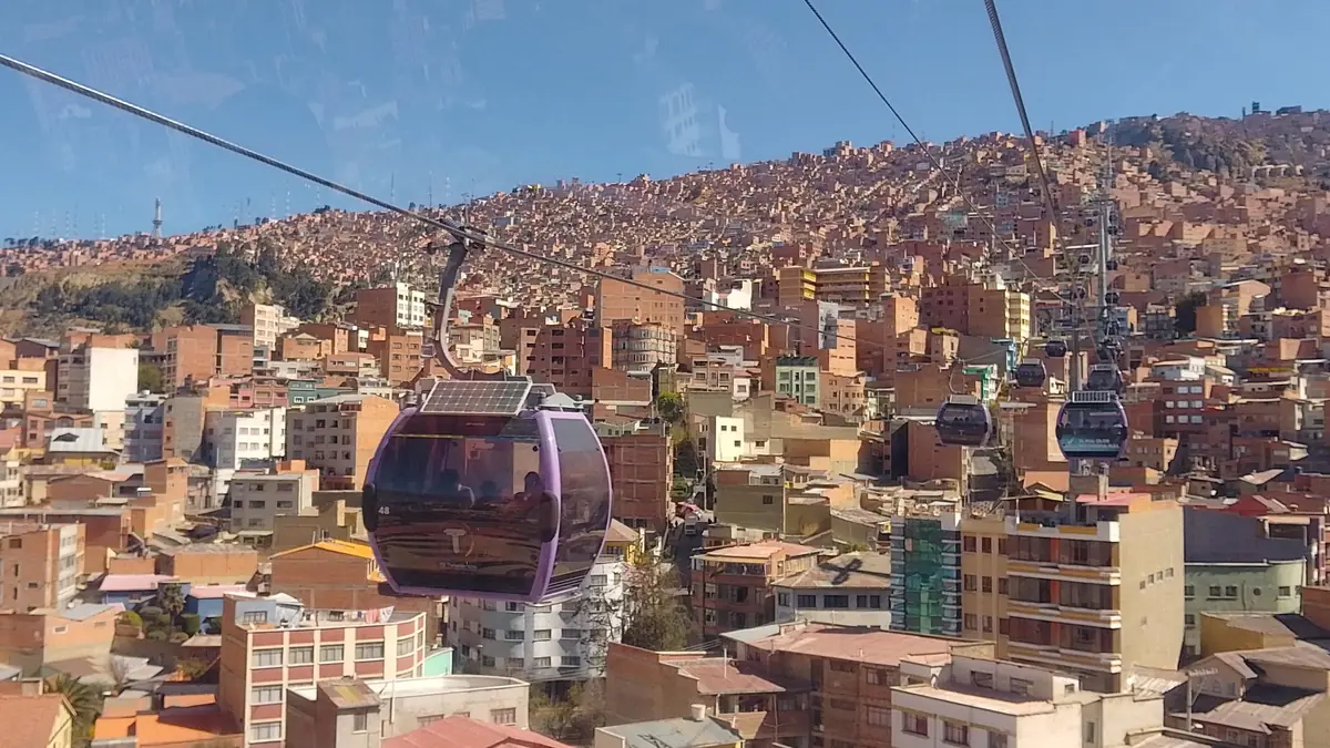 Una cabina de la línea Violeta del teleférico sobre la ciudad